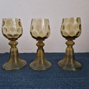 Stengelglas Römer aus braunem Glas mit Nuppen 3-Stück - Bild 1 von 2