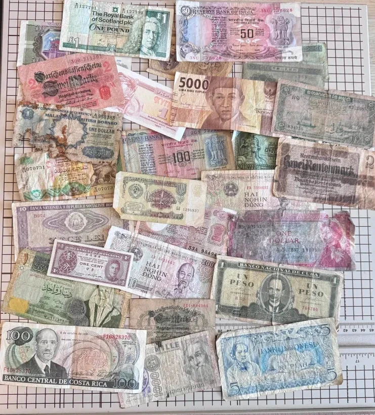 LOT OF 28 WORLD CIRCULATED BANKNOTES - Image 1 of 1