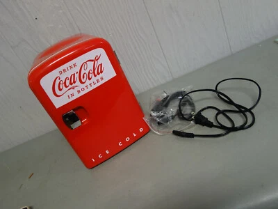 Mini refrigerador portátil Koolatron #KWC-4U retro Coca-Cola 6 latas AC/DC  Foto 1 de 4