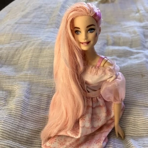 Muñeca Barbie Pop Reveal Fruit Series Fresa Limón Pelo Rosa, Vestido a Cuadros - Imagen 1 de 5