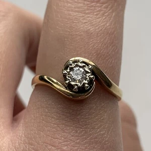 Diamond .10ct Solitaire Bypass Twist Ring 9ct 9k Yellow Gold - Size P - Picture 1 of 11