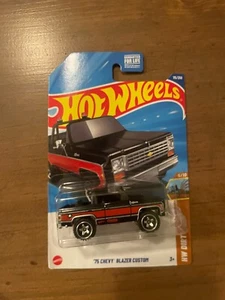 hotwheels 75 chevy blazer custom ERROR misplacement of car and plastic - Picture 1 of 1