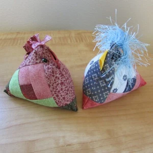 NUEVO Juego Hecho a Mano 2 Patchwork Pollos Gallo Estante Cuidador Decoración Pin Cojín 3X4 - Imagen 1 de 2