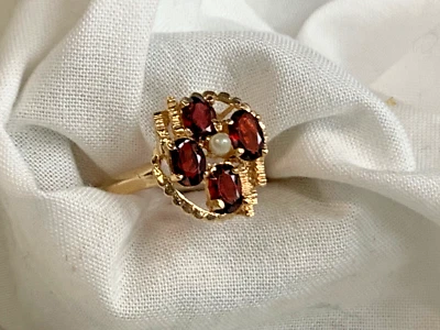 Anillo Oro Amarillo 14K 2.95g Joyería Fina Talla 8.75 Piedras Color Perla y Granate Foto 1 de 4