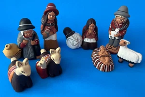 NEWBORN IN AREQUIPA ~ HANDPAINTED CERAMIC NATIVITY 8 PIECE SET ~ PERU - Picture 1 of 9