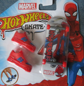 Hot Wheels Skate Marvel Spider-Man Fingerboard & Shoes