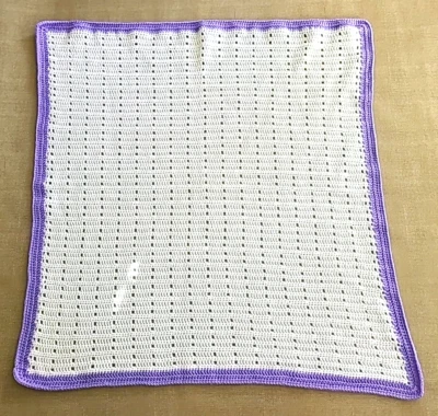 Manta de bebé de ganchillo hecha a mano blanca con borde púrpura - ¡Hermosa y suave! 36 pulgadas Foto 1 de 4