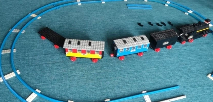 LEGO TRAIN LOCOMOTIVE AVEC WAGONS PASSAGERS - Photo 1/4