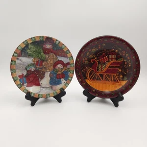 Susan Winget Navidad 8" Platos (2) Trineo Muñeco de Nieve Regalo Certificado Internacional - Imagen 1 de 12