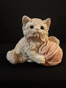 Vintage Textured Kitty Cat Figurine With A Pink Ball Of Yarn - Picture 1 of 9