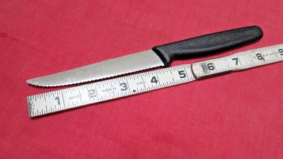 Cuchillo de carne dentada con mango negro Victorinox Swiss Made Foto 1 de 4