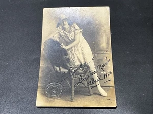 RPPC 1920'S REAL PHOTO   POSTCARD  FASHION YOUNG WOMAN - Picture 1 of 5