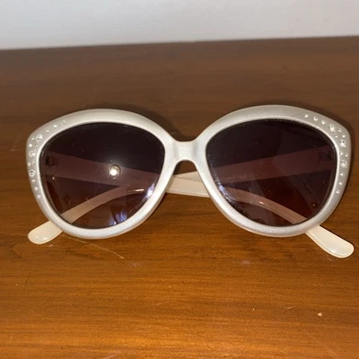 Óculos de sol Juicy Couture branco strass olho de gato sem estojo - Imagem 1 de 4