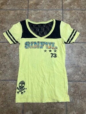 Camiseta Top Affliction Sinful Talla Mediana Amarilla Negra Encaje Timbre Calavera Alas M Foto 1 de 4