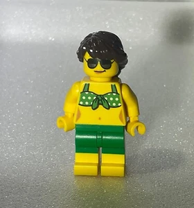 LEGO Mujer Minifigura Bikini Torso (Raro), Pantalones Cortos, Cabello Marrón Cola de Caballo, Gafas de Sol - Imagen 1 de 6