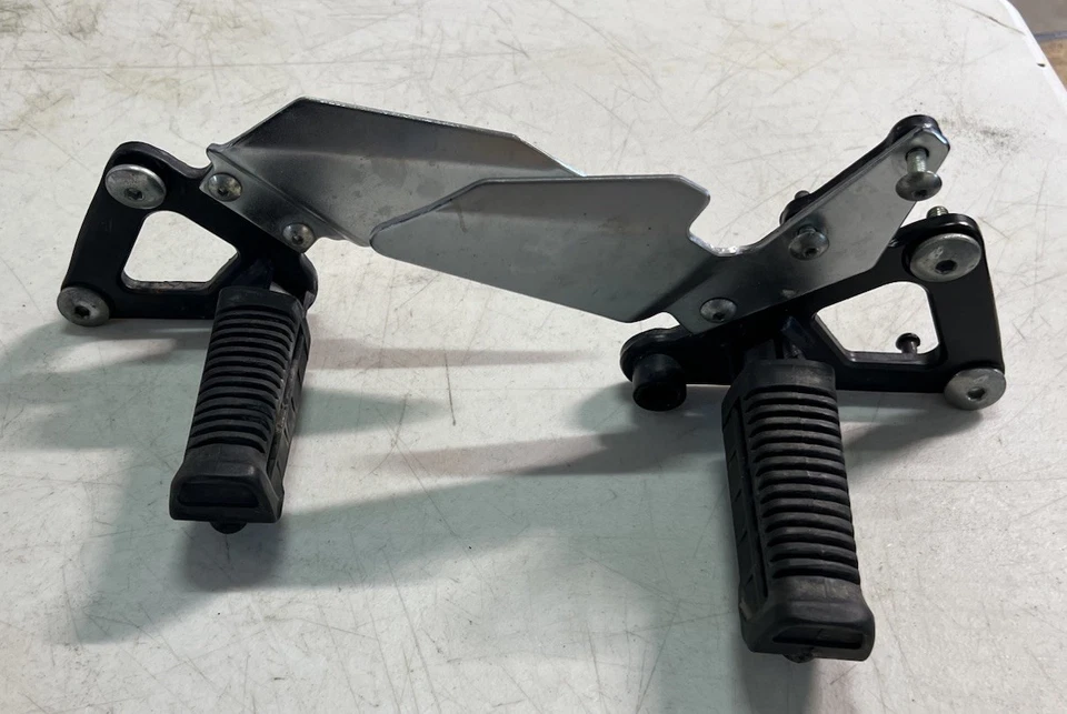 Suzuki GS500F 2007 reposapiés delanteros juego de clavijas peldaños par Foto 1 de 4