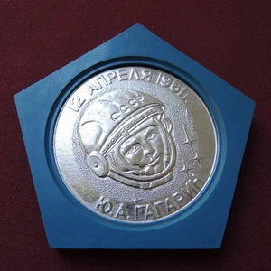 Old USSR MEDAL 1971 GAGARIN Bust First Cosmonaut ROCKET Vostok Monument - Picture 1 of 3