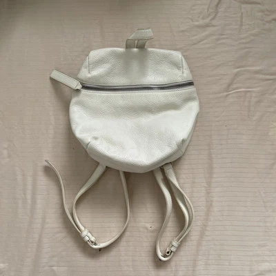 Mochila pequeña de cuero blanca KARA Foto 1 de 4