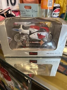 SUZUKI RGV-r 1-18 SCALE SAICO MOTORCYCLE MODEL - Picture 1 of 7