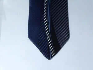 Corbata 100 % seda a rayas azul flecha, negra, plateada y blanca - Imagen 1 de 3