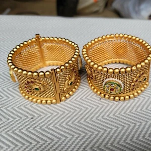 Brazaletes indios dorados diseño pavo real 2,75" diámetro rojo verde piedras preciosas - Imagen 1 de 5