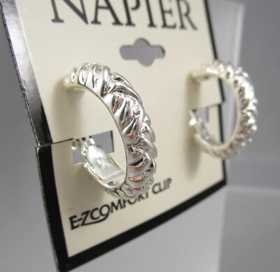 Brincos de argola texturizada tom prata NAPIER 47E novo com etiquetas - Imagem 1 de 4