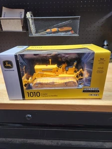 2023 John Deere Model 1010 Toy Crawler "Prestige Collection" 1/16 Scale, NIB - Picture 1 of 4