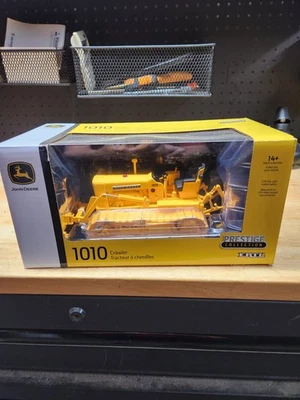 2023 John Deere Model 1010 Toy Crawler "Prestige Collection" 1/16 Scale, NIB - Image 1 of 4