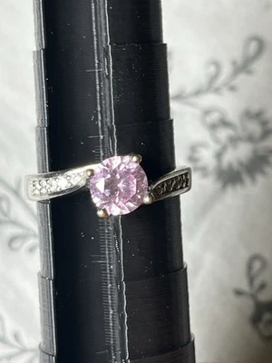 Anillo de compromiso solitario redondo rosa - Banda tono plata con detalles laterales - Talla 7 Foto 1 de 4