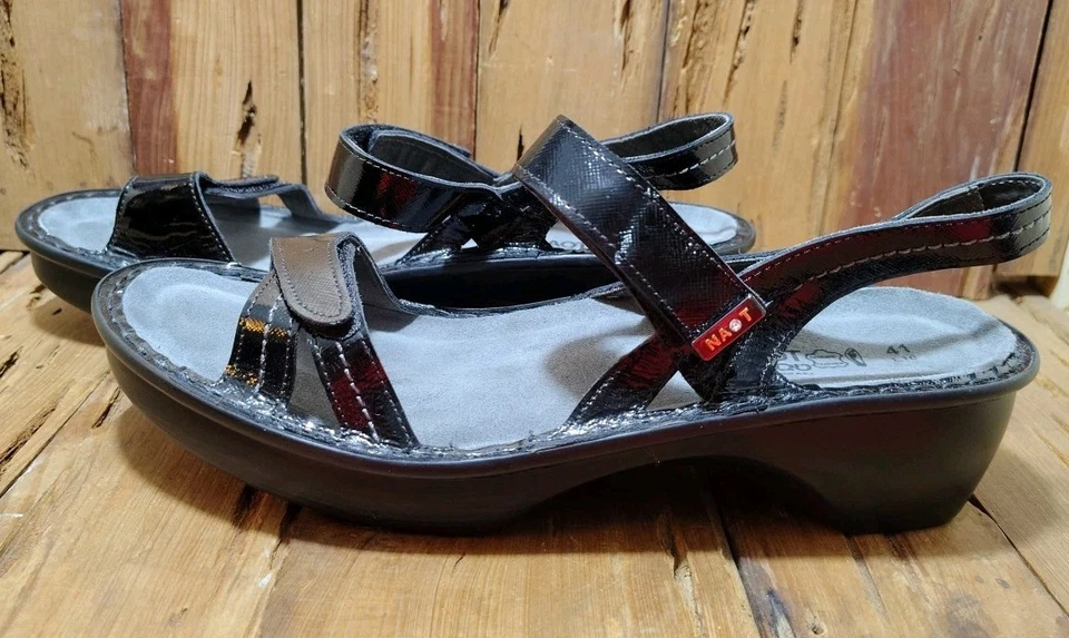 Sandalia de cuña Naot Brussels negra charol con tiras para mujer talla UE 41 EE. UU. 10 Foto 1 de 4