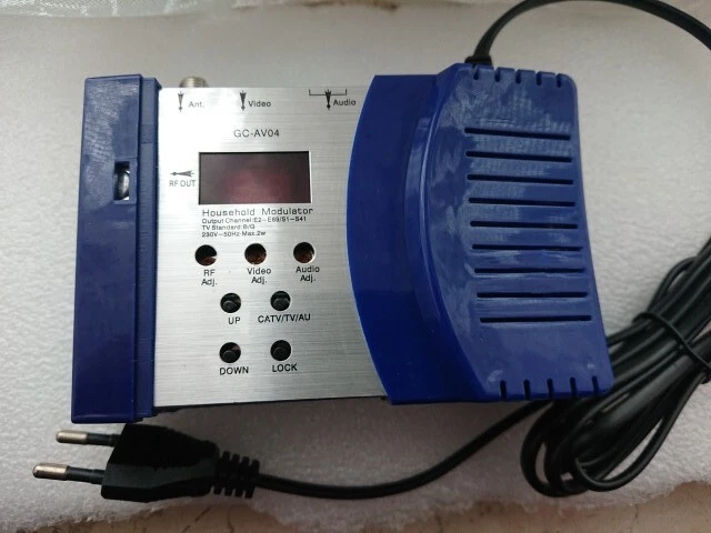 Profi UHF VHF RF HF Breitband Audio Video Modulator Cinch RCA /Antenne Konverter - Bild 1 von 4