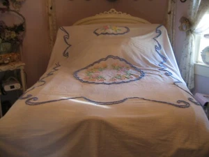 Beautiful Vintage Cottage Heirloom Chenille Bedspread White With Blue And Floral - Picture 1 of 10