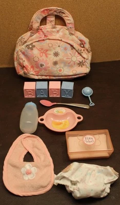 Bolsa de pañales para muñeca bebé Melissa and Doug con accesorios (12 piezas) Foto 1 de 4