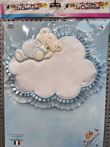 FIOCCO NASCITA COCCARDA FUORI PORTA RICAMARE PUNTO CROCE ORSO CHE DORME AZZURRO - Foto 1 di 1