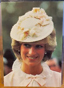 Postal del Reino Unido SAR Diana Princesa de Gales Retrato Sombrero Amarillo Tim Graham Dennis - Imagen 1 de 2