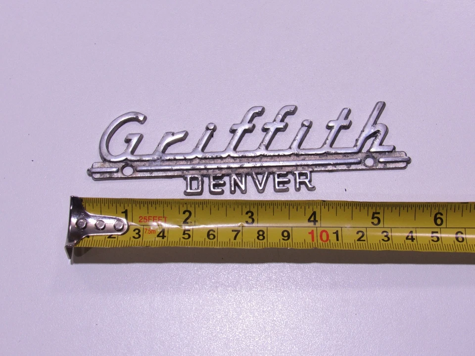Insignia de distribuidor de metal Griffith Plymouth Denver Colorado de colección emblema etiqueta envío CO Foto 1 de 1