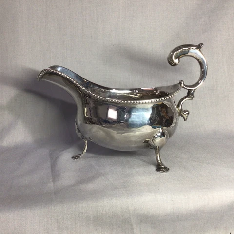 C1761 Georgian Solid Silver Large Gravy / Sauce Jug. 226g Cover