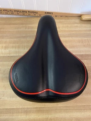Nuevo Paquete Abierto Cojín de Asiento de Bicicleta Ancho Cómodo Acolchado Universal Rojo/Negro Foto 1 de 4