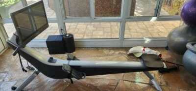 Máquina de Remo Hydrow Pro con Pantalla Giratoria HD Inmersiva de 22" -Ligeramente Usada Foto 1 de 4