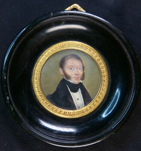 ANTIQUE PORTRAIT MINIATUR HERR MIT KOTELETTEN u. OHRRING UM 1820 GEMALT DANDY - Bild 1 von 4