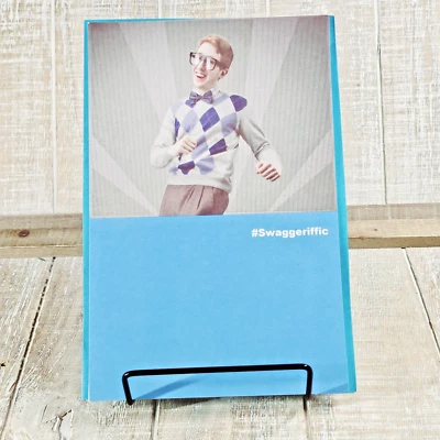 Tarjeta de cumpleaños American Greetings Swagger azul naranja chico humor divertido Foto 1 de 4