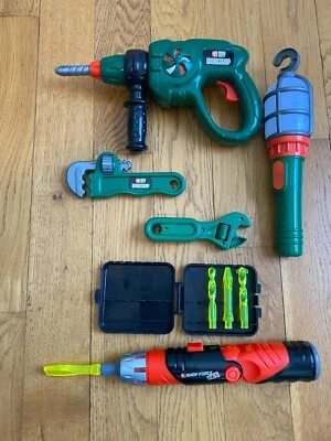 Taladro de plástico de juguete llaves de luz de trabajo taladro angular inalámbrico con brocas y estuche  Foto 1 de 2