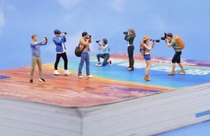 ED 1:64 Painted Figure Model Miniature Diorama Backpaker Photographer Camera - Picture 1 of 27
