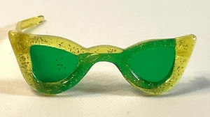 Occhiali da sole vintage verde occhio di gatto 2,5" Cissy Miss Revlon pezzo mancante - Foto 1 di 8