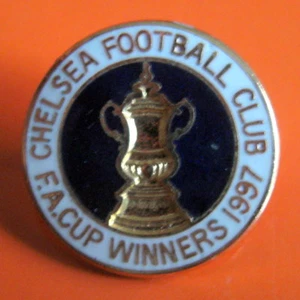 CHELSEA F.C. COPPA ASSOCIAZIONE CALCIO VINCITORI COPPA 1997 PICCOLO DISTINTIVO - Foto 1 di 2