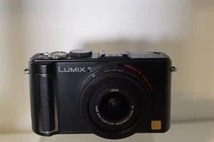 Panasonic Lumix DMC-LX3 Digital Camera - black, charger, battery x2, cables - Bild 1 von 2