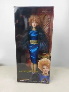RARO Mattel Barbie Coleccionista Los Juegos del Hambre En Llamas Effie Muñeca Baratija - Imagen 1 de 9