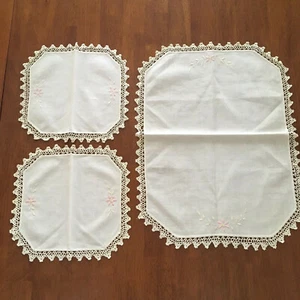 Vintage Chair Set 3 pc Embroidered Doilies Crochet Edge Linen Fabric Ivory - Picture 1 of 5