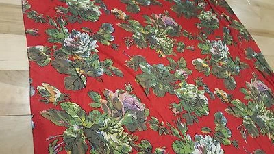 Tela Viscosa Española para Correr Flores / Fondo Rojo 3yds- 31 pulgadas Foto 1 de 3