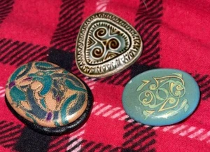 Vintage Celtic plastic,  ceramic and material brooches Collection - Picture 1 of 7